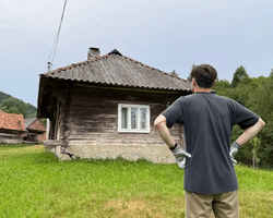 Чоловік купив стару хату в Карпатах: що він побачив всередині (фото)