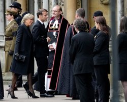 Усміхнена Бріжит Макрон приїхала у Вестмінстерське абатство попрощатися з королевою