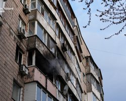 Все квартиры подъезда повреждены: СМИ показали последствия пожара в доме Голосеевского стрелка