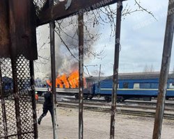 В Николаеве "Шахед" РФ попал по пассажирскому поезду: перрон почернел от дыма, — соцсети (фото)