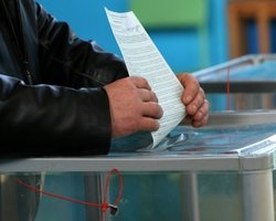 Параллельный подсчет голосов: Массажист Азарова проигрывает выборы