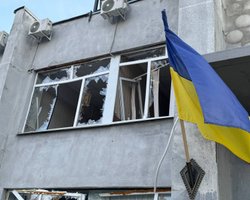 Удар "Шахедами" по Дніпру: Філатов показав Ілону Маску авто Tesla під купою цегли (фото)