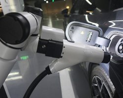 Новий китайський робот може одночасно заряджати електромобілі та накачувати шини