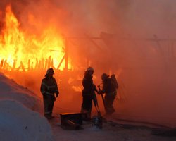 Огонь и столб черного дыма: в Томске загорелся лагерь мобилизованных (видео)