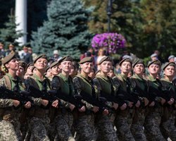 "Начинайте с жены президента". Что думают украинки о воинском учете для женщин