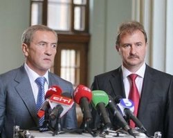 Янукович уволил Черновецкого и назначил Попова