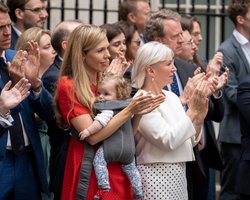 Жена Бориса Джонсона с маленькой дочерью поддержала мужа после объявления об отставке (фото)