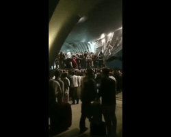 Эвакуация из Афганистана: возле военно-транспортного самолета выстроилась огромная очередь (видео)