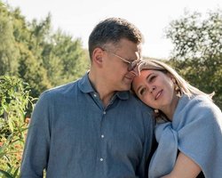 Дівчина ексміністра запропонувала українцям погрітися вібраторами: усі деталі про скандал (фото)