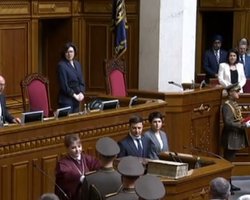 Плохой знак: удостоверение президента упало на пол после вручения Зеленскому