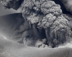 Ученые: Гримсвотн извергает больше пепла, чем Эйяфьятлайокудль