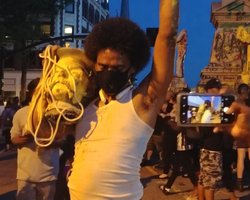 Памятник солдатам Конфедерации проломил голову одному из протестующих, которые его сносили