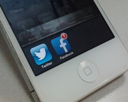 Facebook и Twitter ввязываются в борьбу с телеканалами за рекламные бюджеты, - FT