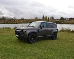 Тест-драйв нового Defender OCTA: мощный "спорткар" для бездорожья