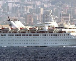 Взрыв в Бейруте: в порту ушел на дно 121-метровый круизный лайнер