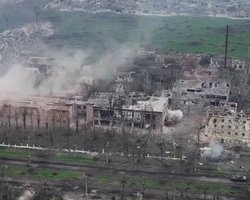 Бойцы 3-й ОШБр показали, как "хоронят" россиян в домах в Бахмуте танковым огнем (видео)