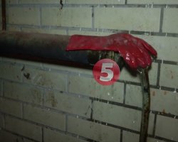 "Ходим в туалет в пакет": в Киеве прорывают коммуникации многоэтажек (видео)