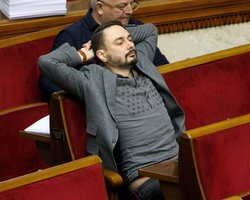 Нардеп від "Слуги народу" пропонує звільняти лікарів через відмову від вакцинації