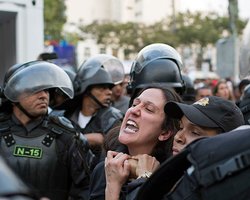 Жители Рио встретили Олимпийский огонь акцией протеста