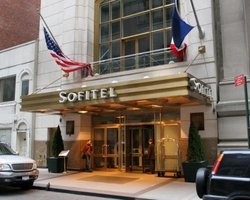 Горничных отеля переодели  в брюки после скандала с главой МВФ