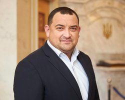 Зловлений на хабарі "слуга" Кузьміних влаштував бійку з прокурором у суді (відео)