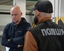 Посеред парковки: Труханову вручили підозру та проводять обшуки у домівках його заступників