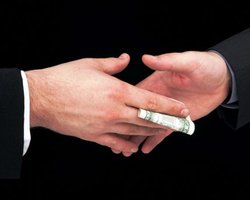 В 2009 году афганцы потратили на взятки 1 млрд. долл