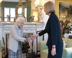 Дала совет из двух слов: о чем королева Елизавета II говорила с Лиз Трасс накануне смерти