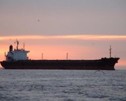 К ливийским повстанцам прибыл первый нефтяной танкер