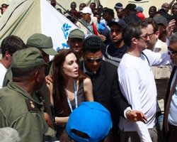 Ливийские беженцы чуть не затоптали Анджелину Джоли, - СМИ