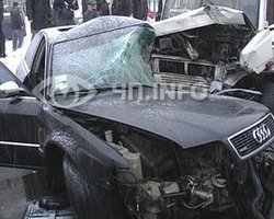 В Киеве Audi врезалась в маршрутку: погиб водитель