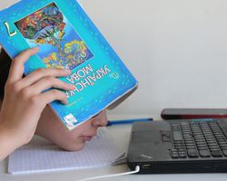 Стрес, прогрес і батьківські нерви. Чим став досвід онлайн-навчання для школярів України