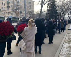 Жители Харькова выстроились в огромную очередь, чтобы попрощаться с Кернесом (видео)