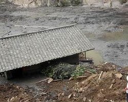 В Китае от непогоды погибли 17 человек