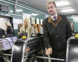 Попов приехал на работу на общественном транспорте