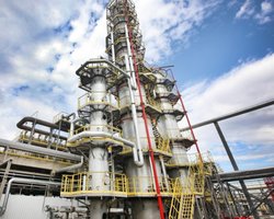 Влучили в цех: далекобійні дрони ГУР підірвали НПЗ РФ у Краснодарському краї (відео)