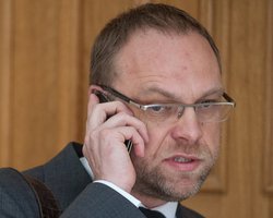 Тимошенко не получала предложений относительно лечения за границей - Власенко