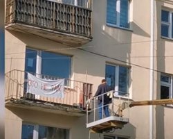 В Минске коммунальщики снимали с балкона белую ткань с надписью "Это не флаг"