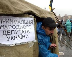 Депутатские приемные останутся на Майдане до конца недели