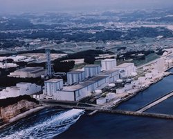 Аварийную АЭС Фукусима заливают водой с вертолетов (видео)