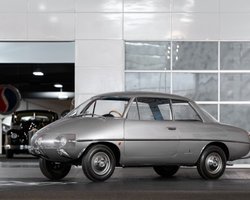 Яйце на колесах: на аукціон виставили унікальний FIAT 60-х із незвичним дизайном (фото)