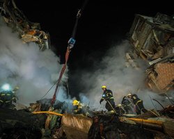 Несуть квіти: мешканці Москви вирішили вшанувати пам'ять загиблих від російського удару по Дніпру (фото)