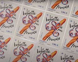 Поскрести и понюхать: французские пекари возмущены почтовой маркой в честь багета (видео)