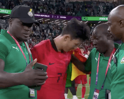 Тренер Ганы тайно сделал селфи с плачущей звездой Южной Кореи после поражения на ЧМ-2022 (фото)