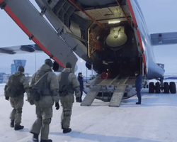 "Для стабилизации обстановки": российские десантники прибыли в Казахстан (фото)