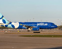 Военный самолет США едва не сбил гражданский лайнер над Венесуэлой (видео)