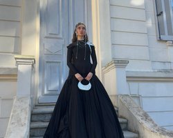 Jerry Heil в черном макси-платье с доспехами на плече вышла на красную дорожку в Каннах (фото)