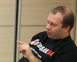 Директор компании, выпустившей скандальные футболки, написал открытое письмо Януковичу