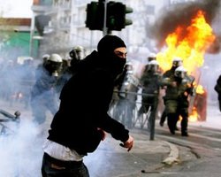 В Греции протестующих перед зданием парламента разгонали слезоточивым газом