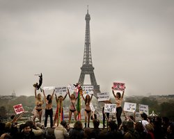 Журналисты узнали, сколько получают участницы Femen